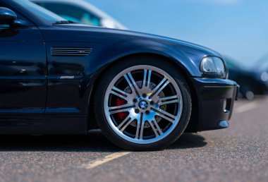 Göteborg, İsveç - Eylül 07 2024: Siyah bir BMW E46 M3 'ün ön tekerleği.