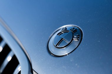 Göteborg, İsveç - Eylül 07 2024: Performans arabasının BMW rozeti karartıldı.