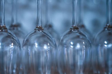 Restoranda şarap kadehleri ters dönmüş..