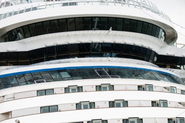 Köprü büyük bir yolcu gemisinin kabinlerinde..