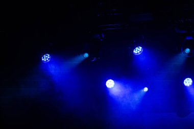 Konser salonunun mavi ışıkları.