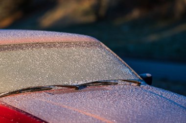 Buz kırmızı bir arabayı kaplıyor..