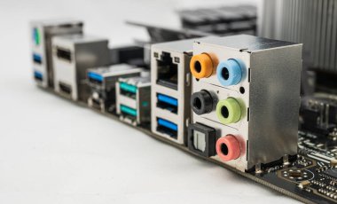 Bir bilgisayar ana kartının ses portları.