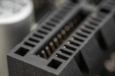 Bir bilgisayar anakartının bileşen detayları.