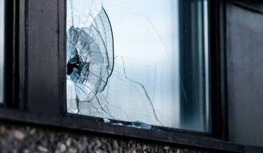 Bir aradan sonra ağır hasar gören ofis penceresi.