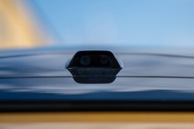 Elektrikli bir arabanın arka dijital kameraları.