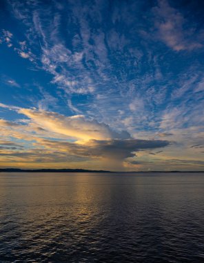 Akşam bulutları ufka yağmur yağdırıyor..