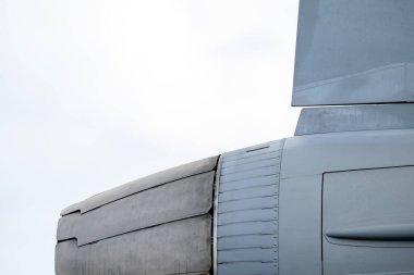 Modern bir savaş uçağının kuyruğu ve egzozu..