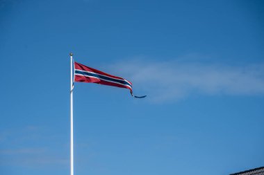 Norveç ulusal bayrağı rüzgarda dalgalanıyor.