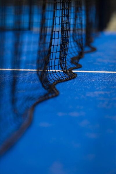Сеть крытого теннисного корта.