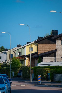 Göteborg, İsveç - 19 Ağustos 2024: Benzer şekilde inşa edilmiş evler fakat farklı renklerde.