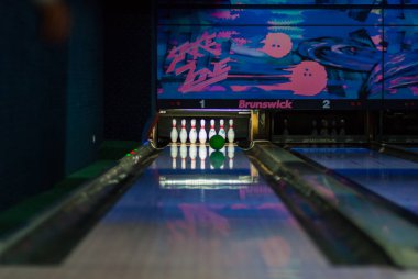 Molndal, İsveç - Kasım 02 2024: Tüm azizler arifesinde bir mezarlıkta mezar mumları.