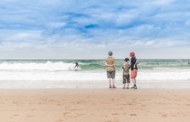 Molndal, İsveç - Kasım 02 2024: Tüm azizler arifesinde bir mezarlıkta mezar mumları.