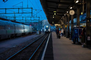 Molndal, İsveç - Kasım 02 2024: Tüm azizler arifesinde bir mezarlıkta mezar mumları.