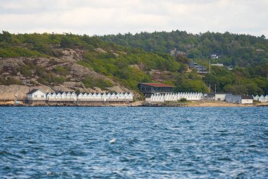 Sahilde uzun bir sıra küçük yazlık ev..