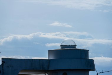 Bir merdivenin çatısında şeffaf kubbe.