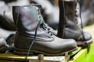 Depoda yedek asker botları var..