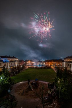 Küçük bir parkta yeni yıl havai fişekleri.