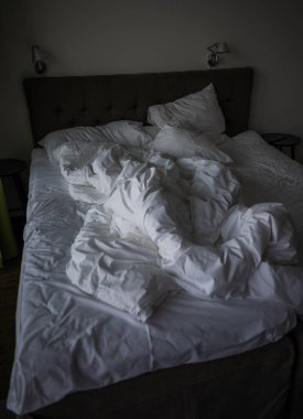 Otelde yapılmamış yatak..