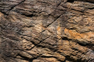 Uçurumun tepesindeki eski şekilli kaya.