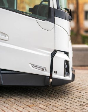 Modern beyaz elektrikli kamyon taksisinin detayları..