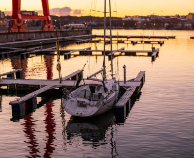 Kışın marinada yalnız yelkenli..