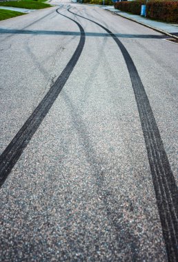 Asfaltta lastik izleri var..