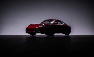 Kırmızı model bir spor arabanın stüdyo fotoğrafı..