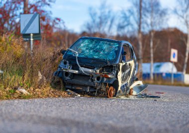 Bir otoparkta parçalanmış mikro araba..