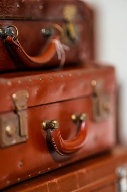 Yığınla eski bavul..