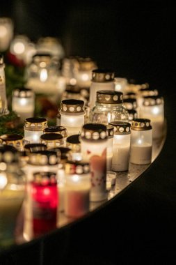 Azizler arifesinde mezarlıkta mumlar..