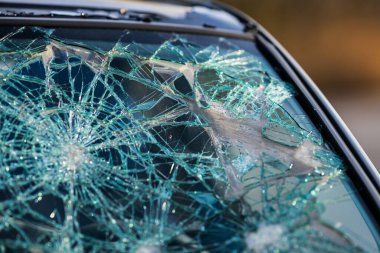 Küçük bir arabanın ön camı kırılmış..