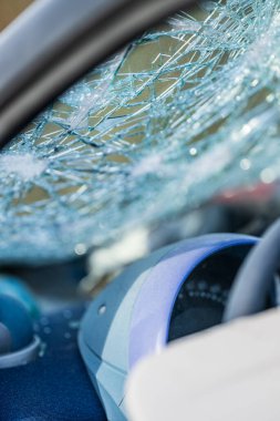 Bir otoparkta parçalanmış mikro araba..