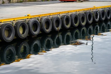 Rıhtımda sıra sıra araba lastikleri..