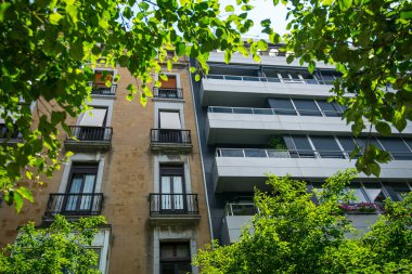 Eski ve yeni bir apartmanın ön cephesine bakıyorum..