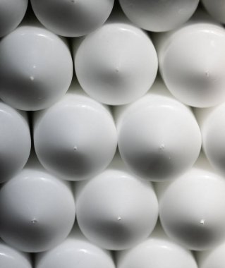 Beyaz blok stearin mum yığını.