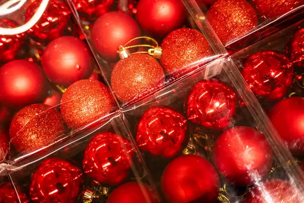 Kırmızı ve beyaz noel süslerinin ayrıntıları.