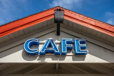 Çatıdaki mavi kafe tabelası..