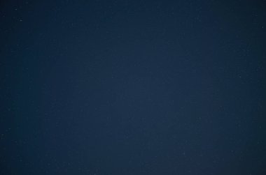 Yıldızlı gece gökyüzü sayısız küçük yıldızla.