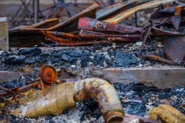 Çökmüş yapının paslanmış metal enkazı yığını..