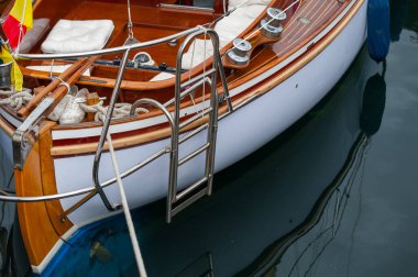 Tekne merdiveni ve ahşap detaylara yakın çekim.