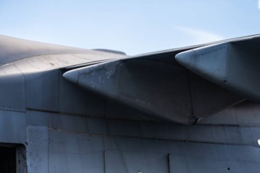 Askeri uçakların kanat detaylarına yakın çekim.