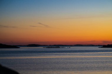 Mavi ve turuncu gün batımından sonra parıldıyor