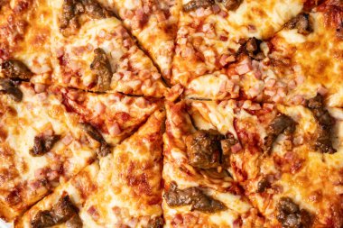 Taze pişmiş pizzanın merkezi.