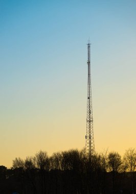 Gün batımında uzun iletişim direği