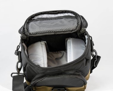 Beyaz arkaplanda siyah ve yeşil Canon kamera çantası