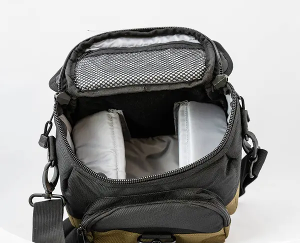 Beyaz arkaplanda siyah ve yeşil Canon kamera çantası