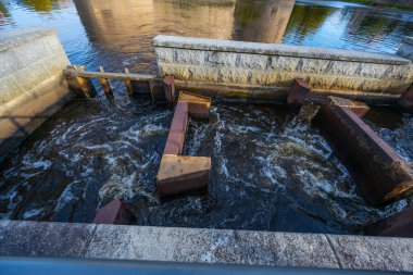 Balık kilidi, balıkların düşmesine ya da baraja çıkmasına izin veriyor.