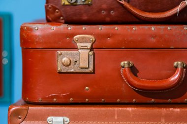 Yığınla eski bavul.