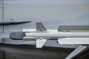 Arka planda bulanık bir hava aracına monte edilmiş füzenin yakın görüntüsü